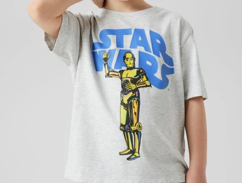 Dreng klædt i lys grå meleret t-shirt med star wars print foran fra Name It 13243313 light grey melange